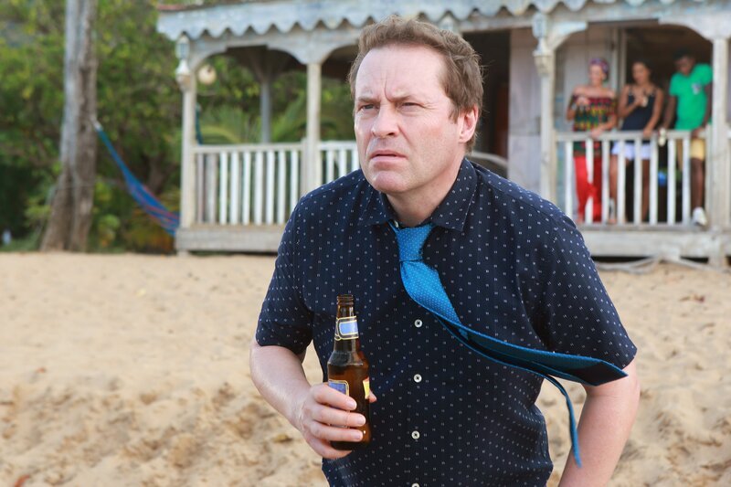 DI Jack Mooney (Ardal O’Hanlon) macht eine verblüffende Beobachtung. – Bild: Denis Guyenon /​ Red Planet Pictures