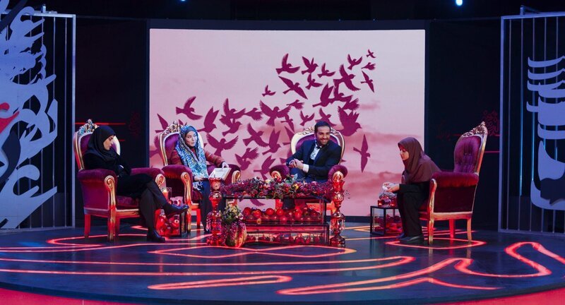 Während einer Reality-TV-Show erhält die zum Tode verurteilte junge Maryam (Sadaf Asgari, r.) vor einem Millionenpublikum und unter den Augen von Moderator Omid (Arman Darvish, 2. v. r.) und dem berühmten iranischen Filmstar Firouz (Faghiheh Soltani, 2. v. l.) die Chance, ihrer Hinrichtung zu entgehen, wenn sie die einzige Tochter des Opfers Mona (Behnaz Jafari, l.) um Vergebung bittet. – Bild: Somaye Jafari /​ ZDF