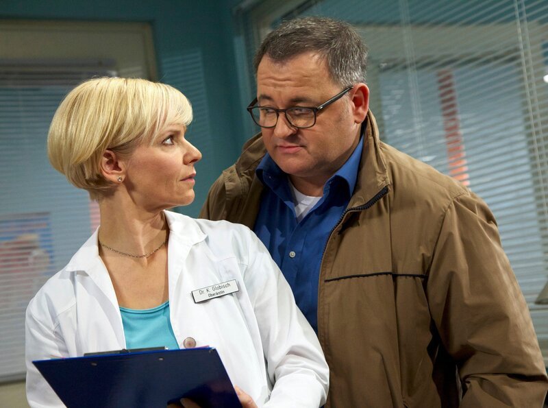 Dr. Kathrin Globisch (Andrea Kathrin Loewig, l.); Hans-Peter Brenner (Michael Trischan, r.) – Bild: MDR/​Wernicke