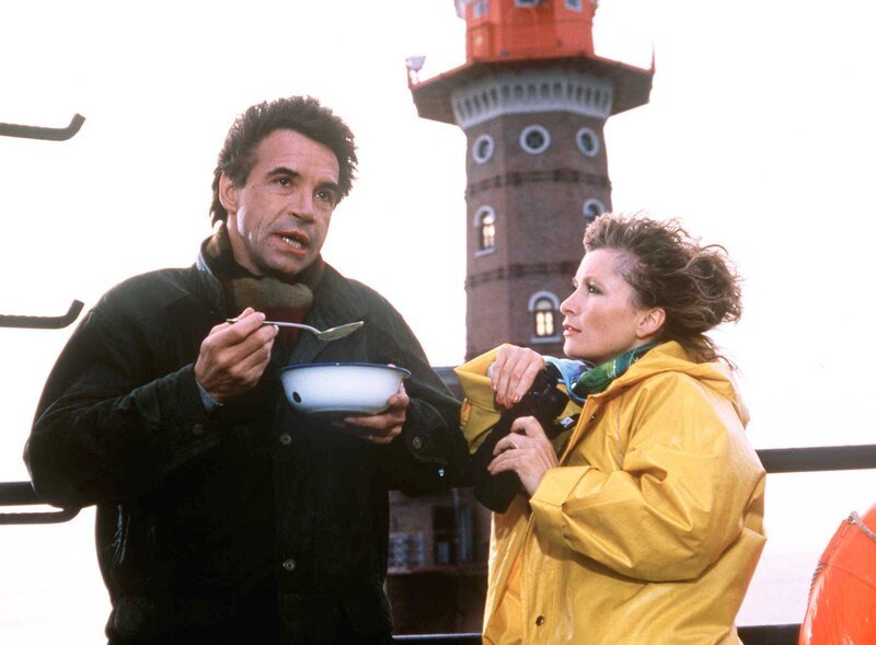 Das Erbe der Guldenburgs „Die schlechte Freundin“. Im Bild: Während der Flitterwochen auf einem Leuchtturm verleben Thomas von Guldenburg (Wolf Roth) und Kitty (Susanne Uhlen) romantische Stunden. – Bild: ORF