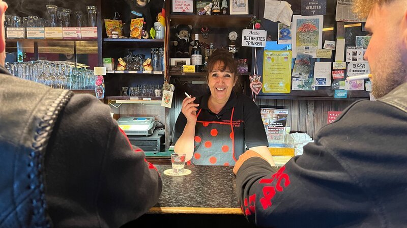 Beliebte Thekenplätze für alle Generationen. Essis Kneipe ist eine der letzten in der Region. – Bild: NDR/​Nora Schaefer