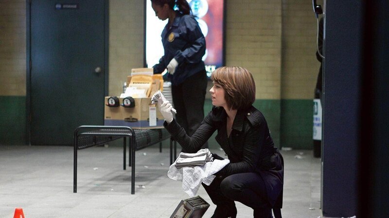 Am Tatort, bei dem ein Mann erschossen wurde, findet Lindsay Monroe Messer (Anna Belknap) eine Zigarrenkiste, die mit wertlosem Zeitungspapier gefüllt ist. – Bild: MG RTL D /​ CBS