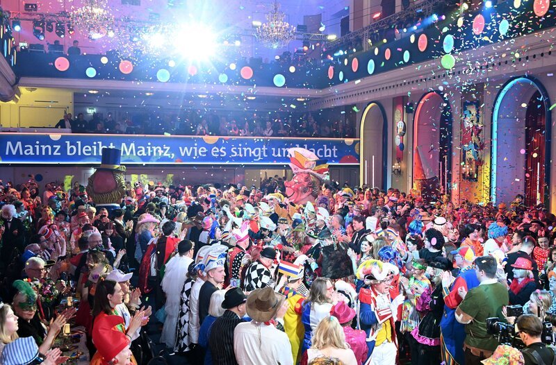 Die Aktiven der Mainzer Vereine MCV und MCC, GCV und KCK präsentieren im Kurfürstlichen Schloss zu Mainz einen Abend voller fastnachtlicher Höhepunkte. – Bild: SWR/​Kristina Schäfer