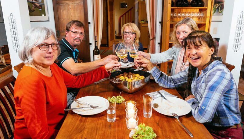 Nach dem Abendessen v.li. Beate Lang, Andreas Schnürr, Alexandra Damm, Brigitte Müller und Ingrid Jauernik. – Bild: SWR/​megaherz/​Andreas Maluche