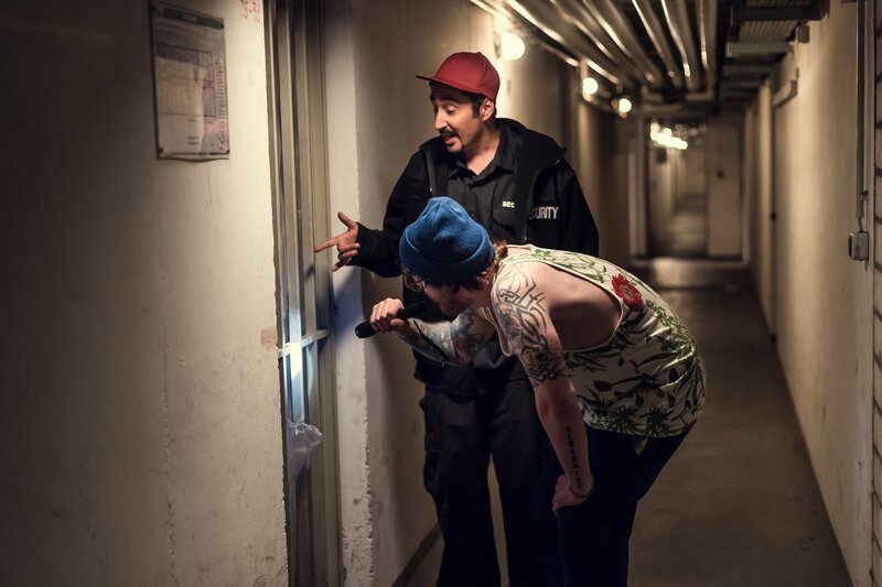 Sol Berger (Eko Fresh, l.) und Hardy (Sascha Reimann, r.) sind im Keller auf „Ermittlungsmission“. – Bild: ZDF/​Efe Cetinoezman