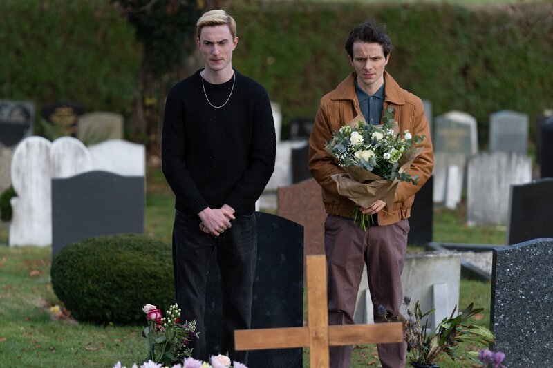 Der plötzliche Tod des Vaters nimmt die ungleichen Brüder Jonny (Eden H. Davies, l.) und Andrew (Mark Quartley, r.) noch immer mit. – Bild: ZDF und Little Prince (ITV), Ross Ferguson