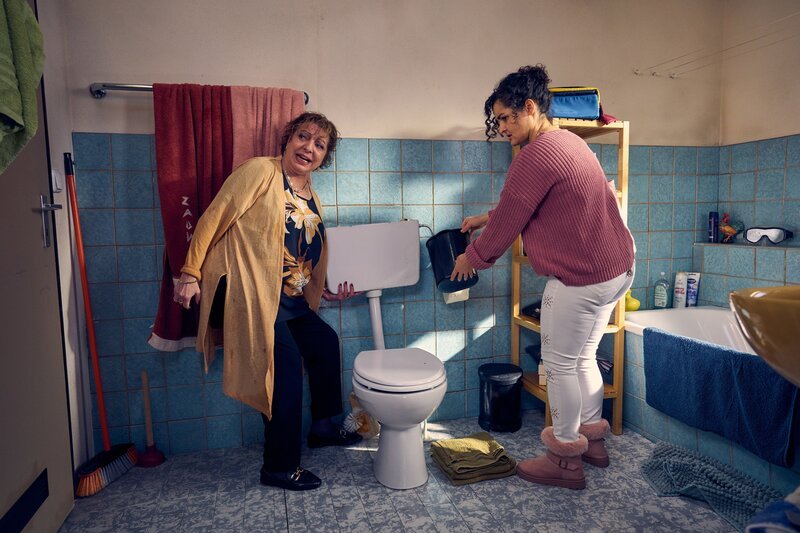Marion (Manon Straché, l.) und Jackie (Nagmeh Alaei, r.) kämpfen mit der kaputten Toilettenspülung. – Bild: Frank Dicks /​ ZDF