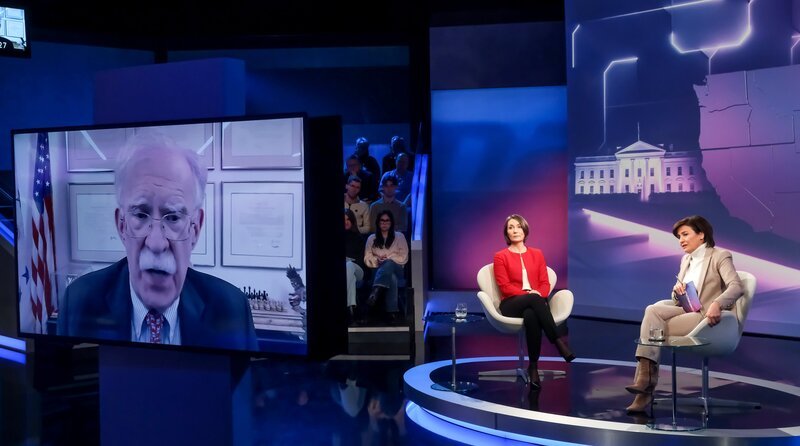 Zu Gast bei Moderatorin Sandra Maischberger (r.): zugeschaltet – John Bolton (ehemaliger nationaler Sicherheitsberater von Donald Trump) und Claudia Major (Militärexpertin) – Bild: WDR/​Oliver Ziebe