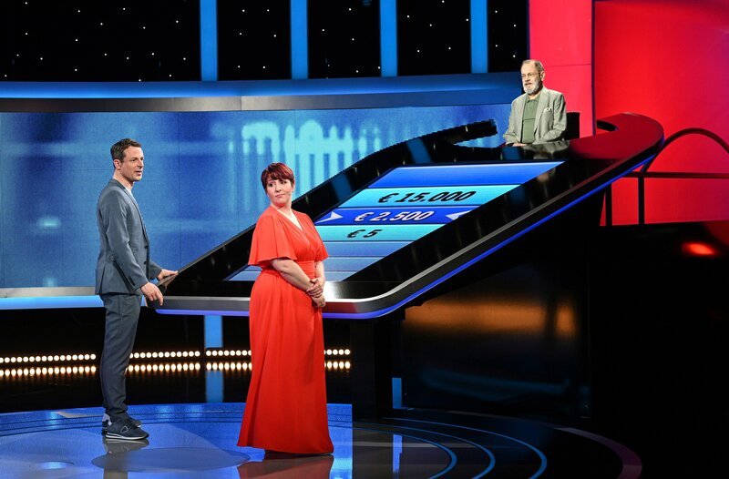 ARD GEFRAGT – GEJAGT FOLGE 785, „Alexander Bommes präsentiert beliebtes Quizformat“, am Mittwoch (17.07.24) um 18:00 Uhr im ERSTEN. Moderator Alexander Bommes (l.) mit der Kandidatin Daniela Schlote (2.v.l.) und dem Jäger Klaus Otto Nagorsnik (r.). SPERRVERMERK: – Bild: ARD/​Uwe Ernst