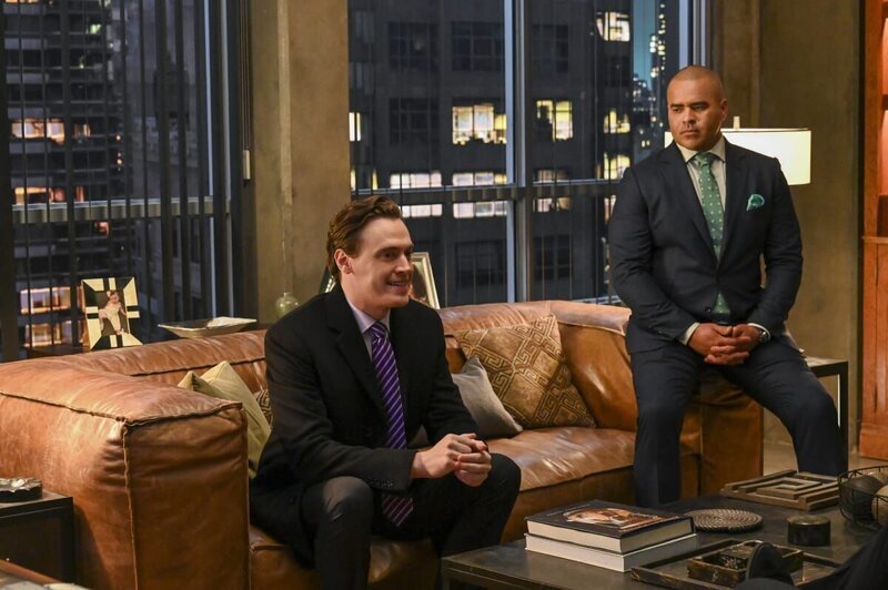 Robert Jones (Erich Bergen, l.); Chunk Palmer (Christopher Jackson, r.) – Bild: Phil Caruso