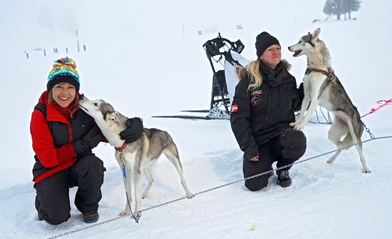Moderatorin Annette Krause (li.) und Manuela Petutschnig (re.) mit ihren Huskys. – Bild: SWR /​Jochen Schmid