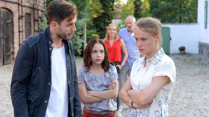 Die Ereignisse überschlagen sich, als Kai (Martin Aselmann) und Lisa (Anke Retzlaff, r.) wegen der Silberhochzeit wieder auf der Matte des elterlichen Hauses stehen. Mit ihren zwölf Jahren ist Sophie (Salome Ridder, M) das Nesthäkchen der Familie Teuffel. – Bild: HR/​WDR/​DEGETO/​UFA Fiction/​Hans-Joachim Pfeiffer