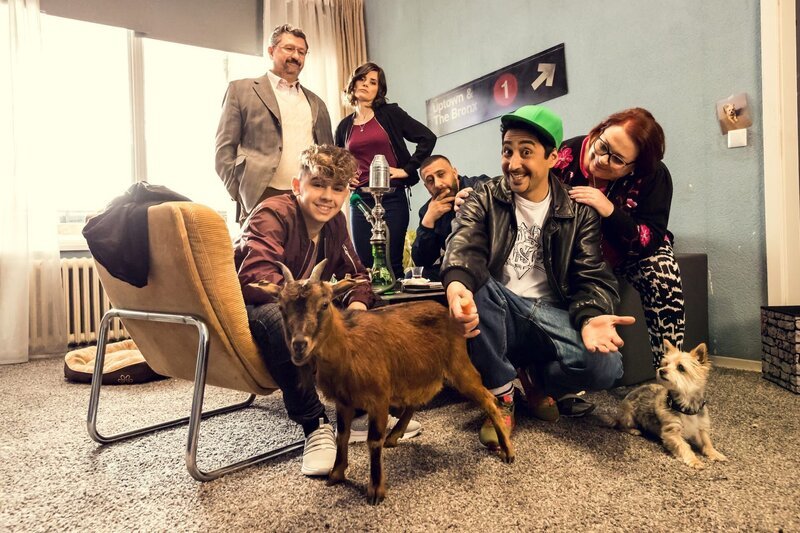 Sol und seine BLOCKBUSTAZ: Deniz (Levin Alin), Hausmeister Bulut (Aykut Kayacik), Jessica (Joyce Ilg), Volkan (Kida Khodr Ramadan), Sol (Eko Fresh), Madita (Martina Eitner-Acheampong) v.l.. – Bild: ZDF und Efe Cetinoezman