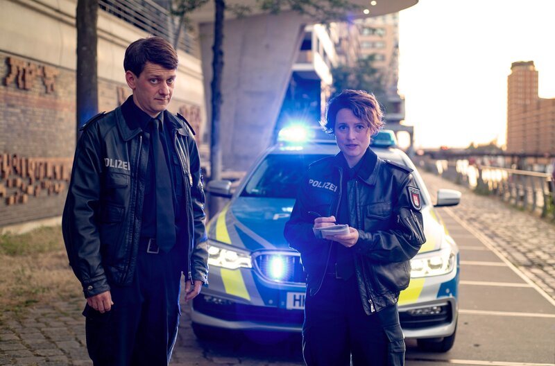 Amnesie: vergeblich befragen Daniel Schirmer (Sven Fricke, l.) und Nina Sieveking (Wanda Perdelwitz, r.) das Opfer des Überfalls. – Bild: ARD/​Thorsten Jander