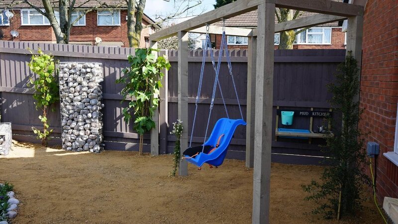 Gartenecke mit Schaukel – Bild: RTL /​ Spun Gold & All3Media International