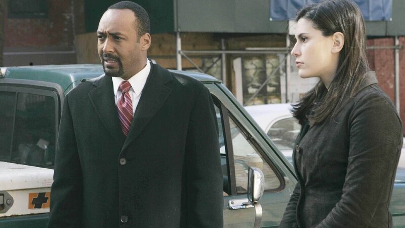 Die Ermittler Green (Jesse L. Martin) und Cassidy (Milena Govich) untersuchen die Brandanschläge auf fünf verschiedene Kirchen, bei denen es auch einen Toten gab. – Bild: RTL /​ NBC