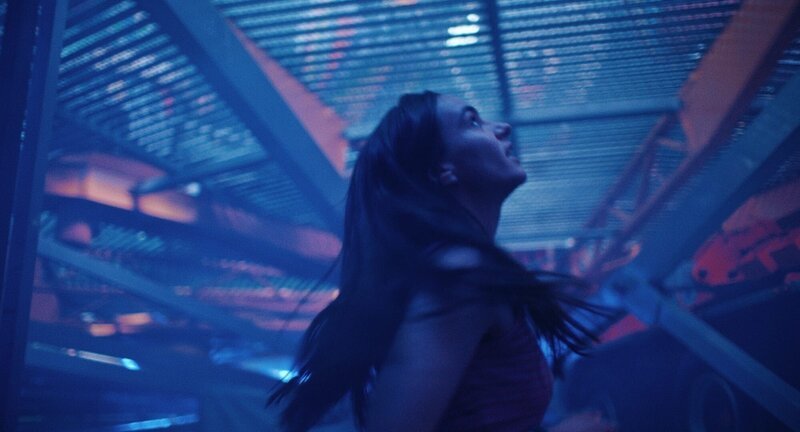 Marie (Laura Balzer) taucht in die berauschende Welt des Jahrmarkts ein. – Bild: ZDF und Marvin Schatz