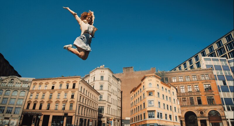 Cleo (Marleen Lohse) über den Dächern von Berlin. – Bild: Johannes Louis /​ ZDF