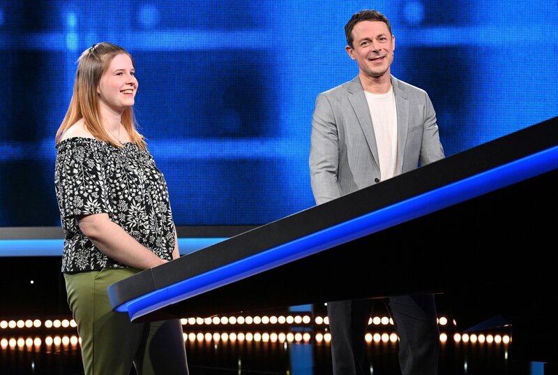 Moderator Alexander Bommes (re.) mit der Kandidatin Johanna Kolodziej (li.). – Bild: ARD/​Uwe Ernst