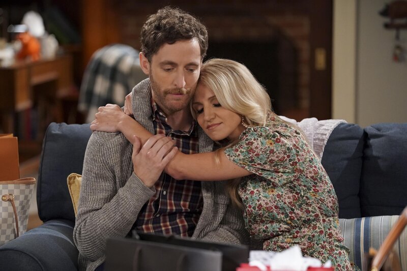 Drew Dunbar (Thomas Middleditch, l.); Gina Dabrowski (Annaleigh Ashford, r.) – Bild: 2021 Warner Bros Entertainment Inc. All Rights Reserved. /​ Michael Yarish Lizenzbild frei