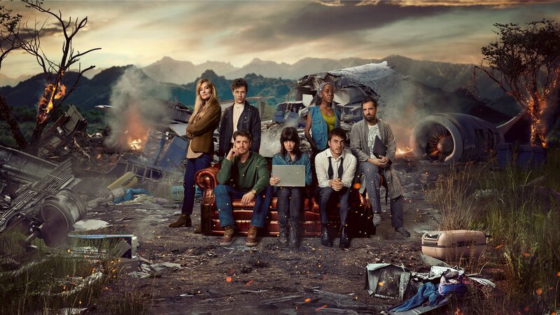 Das Recherchenetzwerk „The Kollective“ recherchiert die Hintergründe eines rätselhaften Flugzeugabsturzes – unterstützt von internationalen Kontakten. Doch nach dem unerwarteten Tod eines Mitglieds entwickelt sich ein tödliches Katz-und-Maus-Spiel um die Wahrheit. – Bild: ZDF und Submarine 2025 /​ [M]