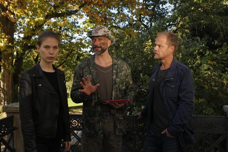 Nora Waldstätten (Hannah Zeiler), Simon Hatzl (Graf Guido), Matthias Koeberlin (Micha Oberländer). – Bild: Erika Hauri