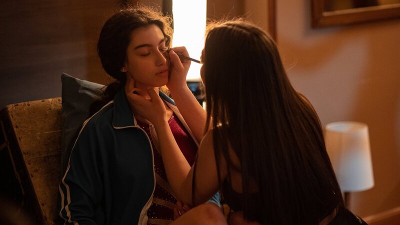 Vor ihrem Unfall war die Kunstturnerin Martina (Alessia De Falco, l.) der Star ihres Teams „Vis Invicta“, seither gibt die forsche Carla (Giada Savi, r.) den Ton an. – Bild: ZDF und Mario Spada