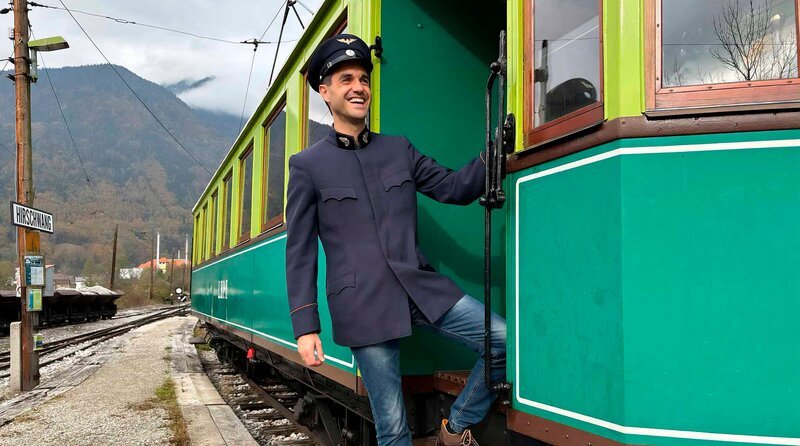 Moderator Dominik Glöbl als Lokführer der Höllentalbahn. – Bild: Mario Becher