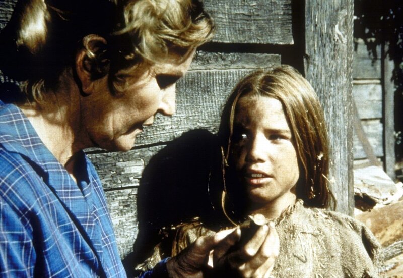 Mrs. Hillstorm (Eve McVeagh, l.) blickt skeptisch auf Lauras (Melissa Gilbert, r.) Medizin. – Bild: Sat.1 Gold