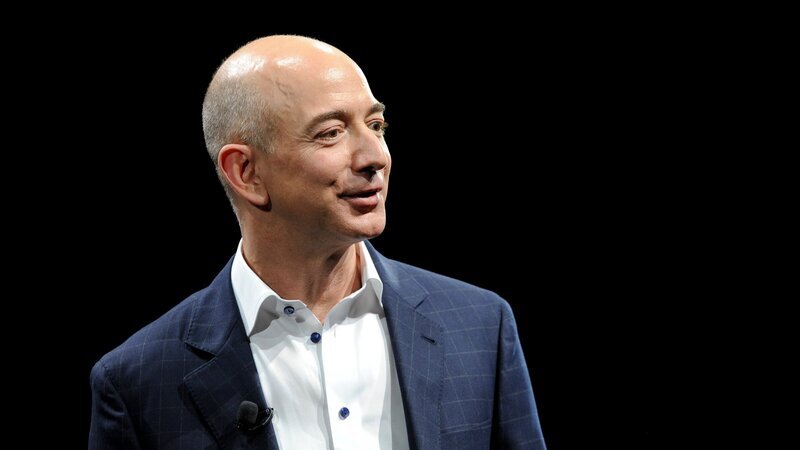Vom kleinen Online-Buchhändler zum virtuellen Kaufhaus-Giganten: Amazon-Gründer Jeff Bezos. – Bild: ZDF und REUTERS/​Gus Ruelas