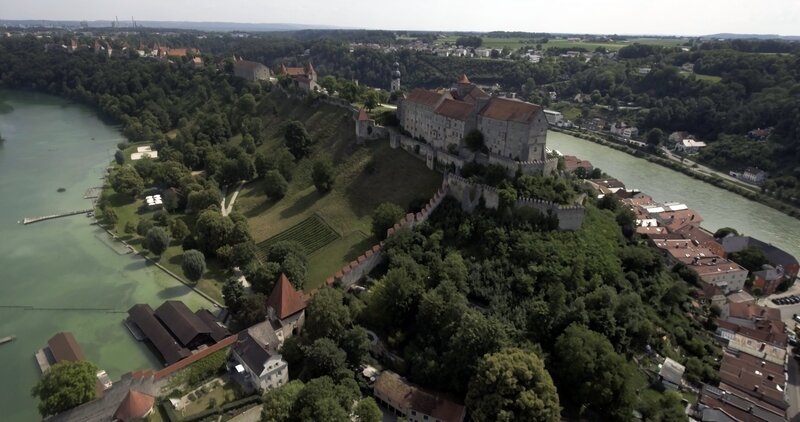 Über einen Kilometer zieht sich die Burg über einen Felssporn und gilt damit als weltlängste Burg. – Bild: Lars Böhnke /​ ZDF