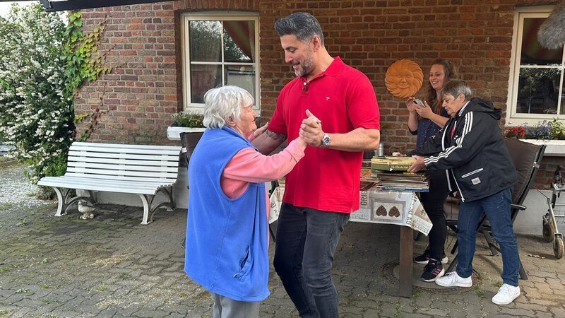 Oma Waltraud und Sükrü legen eine heiße Sohle aufs Parkett – Bild: RTLZWEI