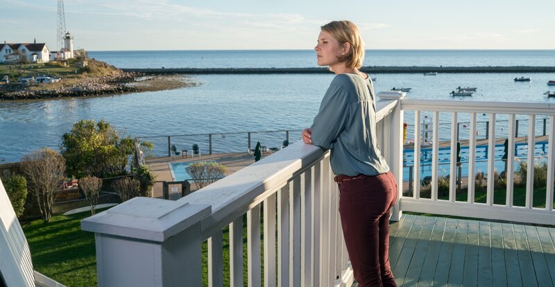 Emily (Nadja Bobyleva) ist nach ihrer geplatzten Hochzeit ins Hotel ihrer Freundin Paula geflüchtet. – Bild: ZDF/​Rick Friedman