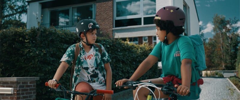 Von links: Sammy (Arthur Hermans) und Felix (Junes Callaert) auf dem Fahrrad. – Bild: BR/​VRT/​Nico Surings