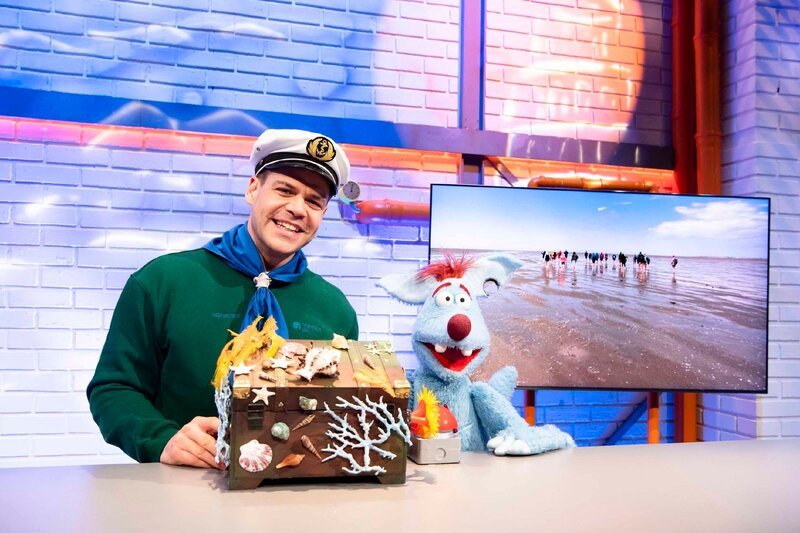 Gemüse: Woozle und Simón wollen eine Gemüsesuppe kochen. Sie möchten Woozles Opa zum Essen einladen. Das Wattenmeer: Simón freut sich sehr über das Thema der heutigen Sendung: das Wattenmeer. – Bild: SUPER RTL /​ Annette Etges