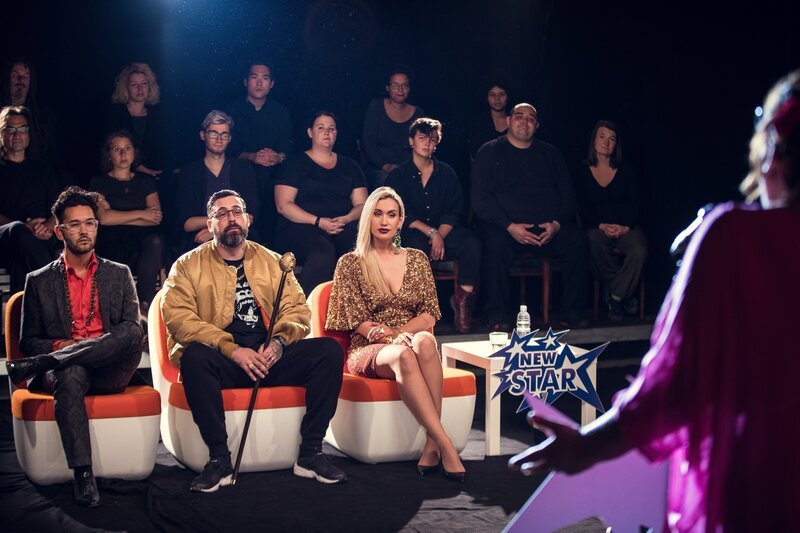 Überraschung: Die Jury hat mit dem Auftritt von Madita (Martina Eitner-Acheampong, vorne rechts im Anschnitt) nicht gerechnet. Alle drei Juroren (Gorilla (Paul Hartmut Würdig „Sido“, M.), Sahra Bora, r. und unbekannter Darsteller, l.) sind begeistert. – Bild: ZDF/​Efe Cetinoezman