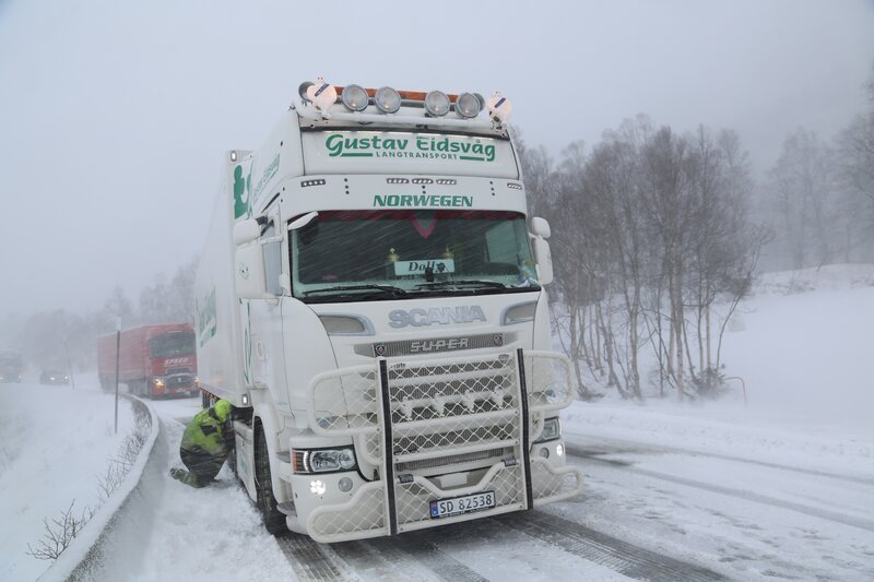 Thord Paulsen checking the snow chains on a big truck, and a queue is building up. – Bild: National Geographic Channel /​ FOX NETWORKS GROUP BULGARIA /​ National Geographic