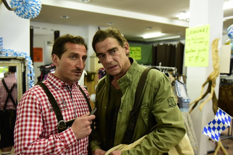 Vertrauliches Gespräch im ‚Trachten-Pop-up-Store‘: Christian Mölder (Tim Seyfi, r.) und Schmidbauer (Martin Feifel, l.). – Bild: ZDF und Jürgen Olczyk