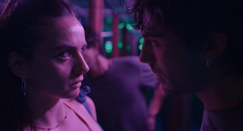 Marie (Laura Balzer) und Erich (Aaron Altaras) verfallen ihrer berauschenden Liebe, die Marie vor eine wichtige Entscheidung stellt. – Bild: ZDF und Marvin Schatz