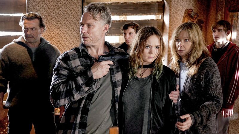 Die drei Gangster Armin Wiesner (Thomas Sarbacher, l.), Hanno Pottek (Dirk Borchardt, 2.v.l.), Robert Vollmer Robbie (Leonard Carow, M.) bedrohen Svenja Bahnert (Sofie Eifertinger, 2.v.r.) und Claudia Bahnert (Ann-Kathrin Kramer, r.). – Bild: ORF/​ZDF/​Hans-Joachim Pfeiffer