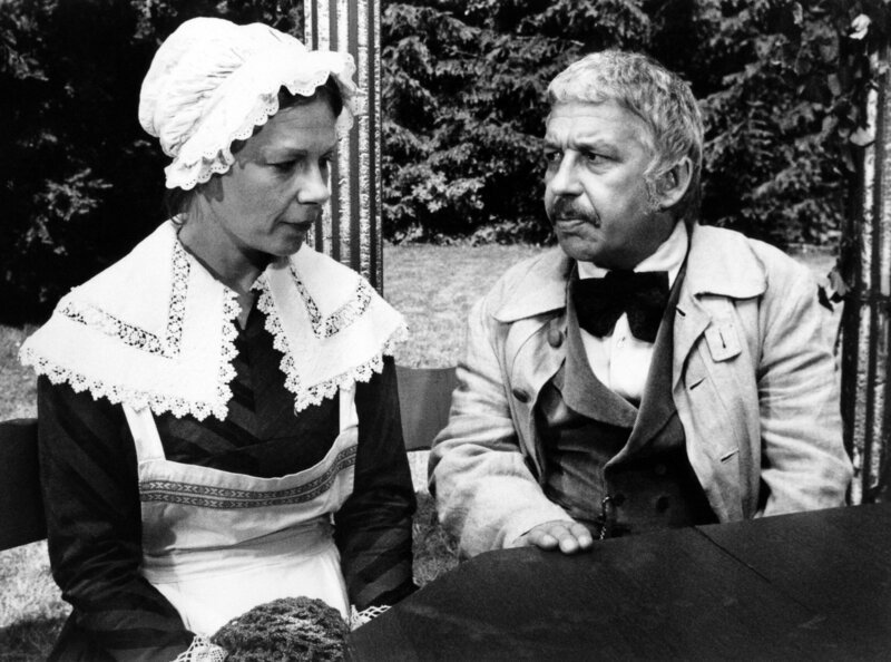 Dürten (Antje Bernecker) befragt Bräsig (Fritz Hollenbeck), was er von den Liebesgeschichten im Hause Nüssler hält. – Bild: NDR