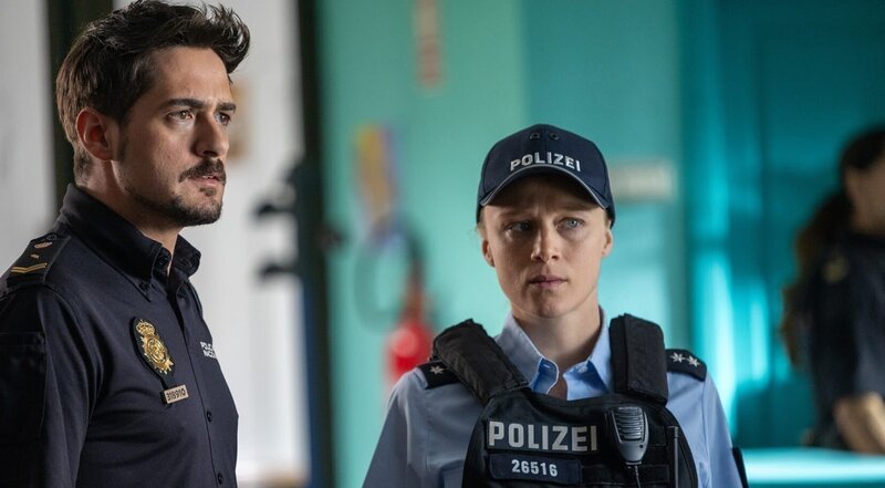 Sophie Maibach (Anke Retzlaff, re.) und Alvaro Krupp Casado (Félix Herzog, li.) haben einen neuen Fall. – Bild: ARD Degeto/​Kurt Patzak /​ ARD Degeto/​Programmplanung und P