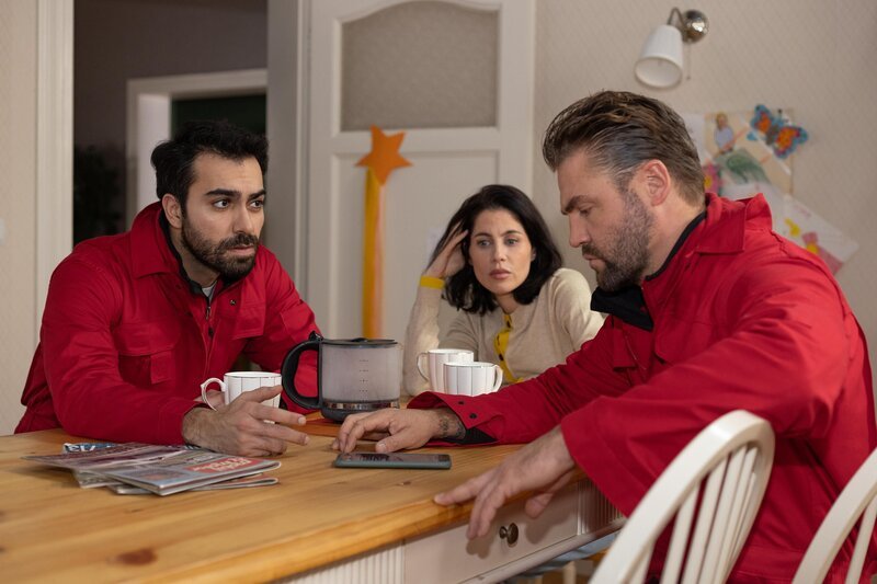 Baris (Metehan Demiröz, l.) manövriert Bambi (Ben Heinrich) durch den Chat mit Micaela, kann aber das eigentliche Problem nicht lösen. In der Mitte Sina (Valea Scalabrino) – Bild: RTL /​ Dennis-Alexander Hundt /​ Verhängnisvoller Pakt