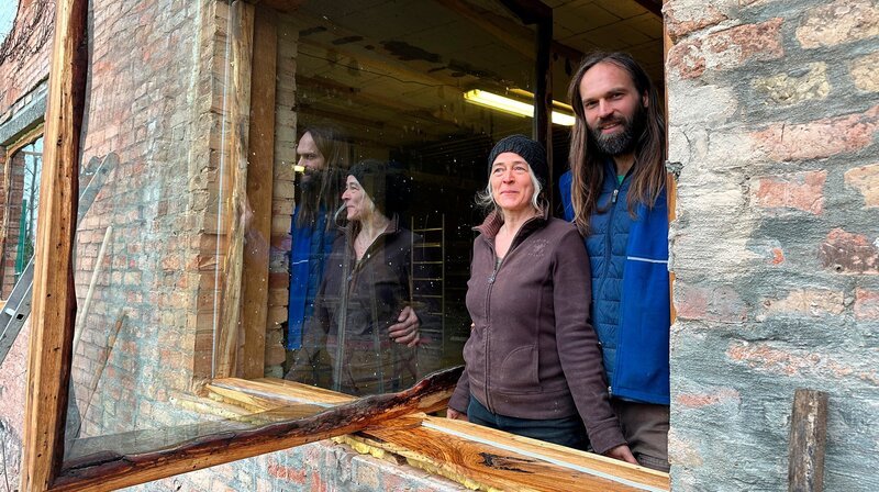 Vivan und Kerstin bauen einen alten Rinderstall in eine Kreativwerkstatt um. – Bild: NDR/​Matthias Vogler