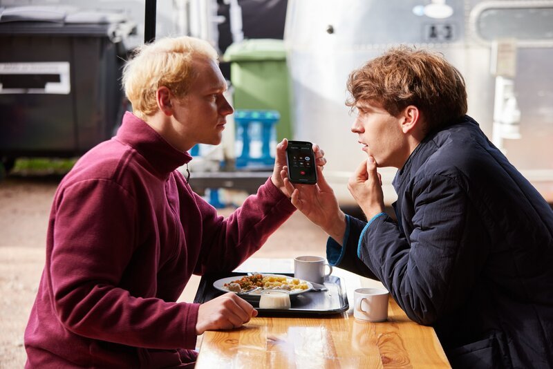 Bruno Alexander (l.); Oskar Belton (r.) – Bild: Joyn/​ProSieben /​ Svenja Blobel