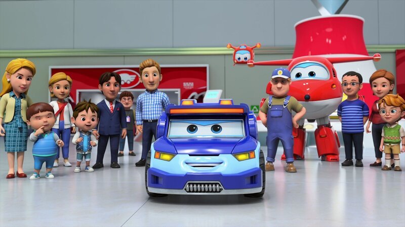 Beim Genfer Auto-Salon eilt Leo fliegend zu Hilfe und bewahrt einen Monstertruck vor der Katastrophe. Für seinen Heldenmut wird das sprechende Auto schließlich belohnt und eingeladen, das neue Mitglied im Team der Super Wings zu werden. – Bild: FUNNYFLUX /​ ALPHA