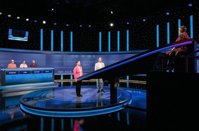 Moderator Alexander Bommes (M.r.) mit den Kandidat:innen: Katja Illgen (M.l.), Manfred Plagens (l.), Lana Lange (2.v.l.), Stephan Wittkopp (3.v.l.) und der Jägerin, Adriane Rickel (r.). – Bild: ARD/​Uwe Ernst