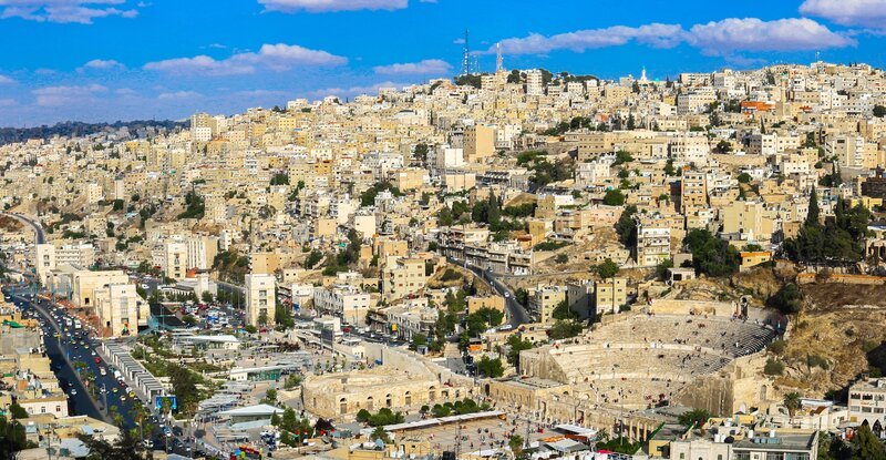 Mit ihrem Schatten-Theaterstück will die Künstlergruppe Ost und West miteinander versöhnen.; Die Theatergruppe trifft sich, um Ideen für ihr Projekt zu entwickeln.; Amman ist eine gespaltene Stadt. Mit seinem Theaterprojekt will der Regisseur Mousa Al Satrri eine Brücke zwischen Ost- und West-Amman schlagen. – Bild: BR/​SWR