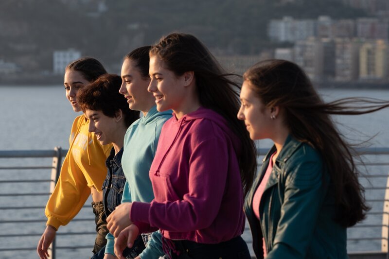 „Ein einziger Körper, ein einziges Herz“ lautet die Parole der Kunstturnerinnen des Teams „Vis Invicta“: Von links: Benedetta (Eva Iurlaro), Martina (Alessia De Falco), Nadia (Federica Cuomo), Carla (Giada Savi) und Anna (Giada Pirozzi). Nur ein schöner Traum oder Realität? – Bild: ZDF und Mario Spada