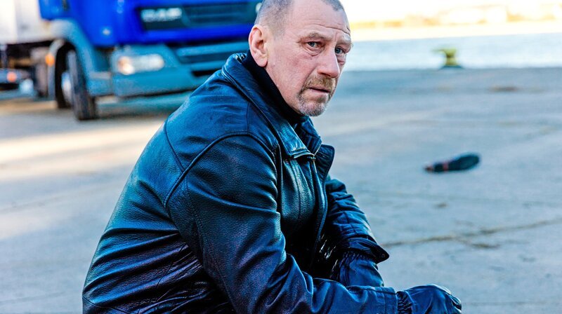 Michail Leskow (Jevgenij Sitochin) sucht die Verantwortlichen für den Tod seines Sohnes. – Bild: NDR/​ARD Degeto/​Maor Waisburd